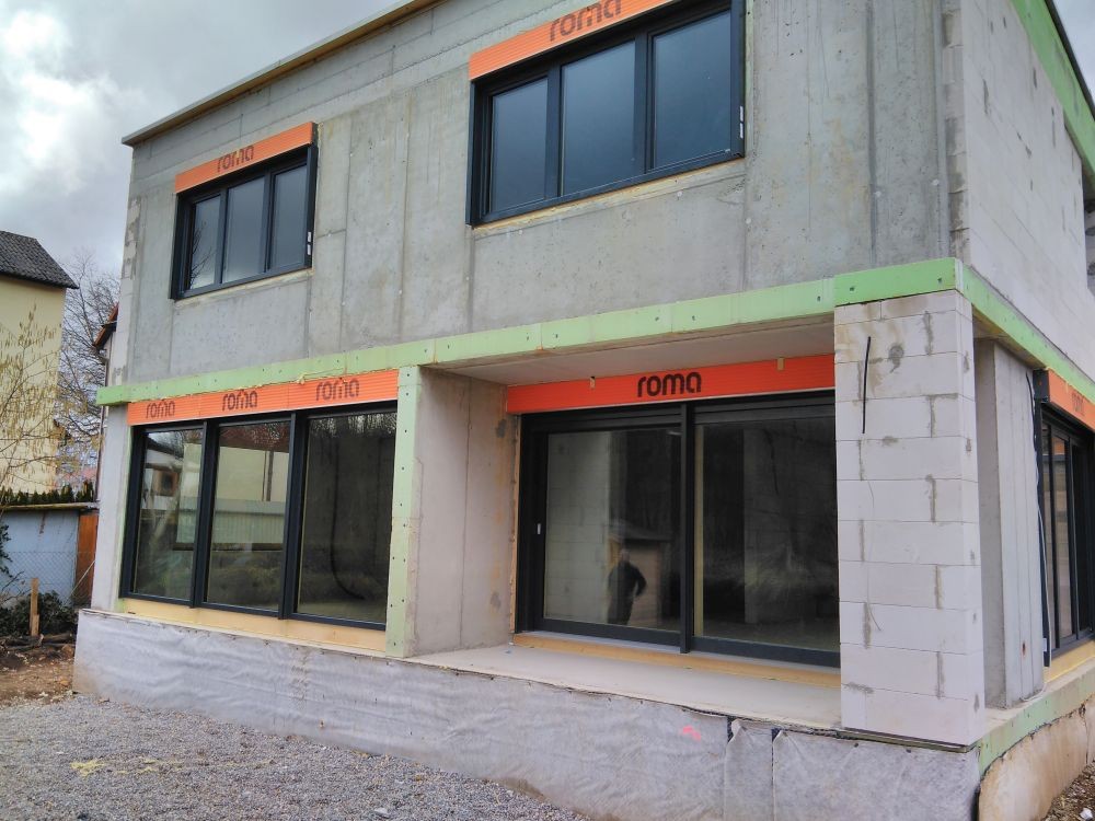 Holz- Alumnium Fensterfront mit ROMA PURO 2 Rollladenkasten 