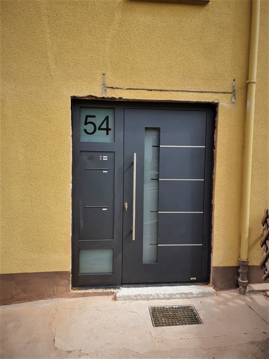 Nachher neue Aluminium Haustür mit Seitenteil inkl. Hausnummer und Briefkasten